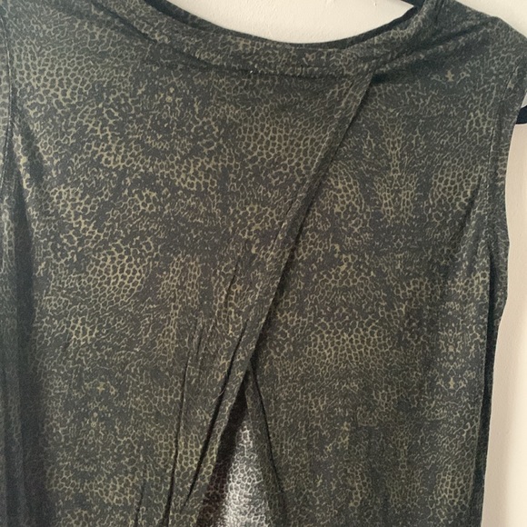 5$ with bundle 😀 Cute top (open back!) - Picture 4 of 11